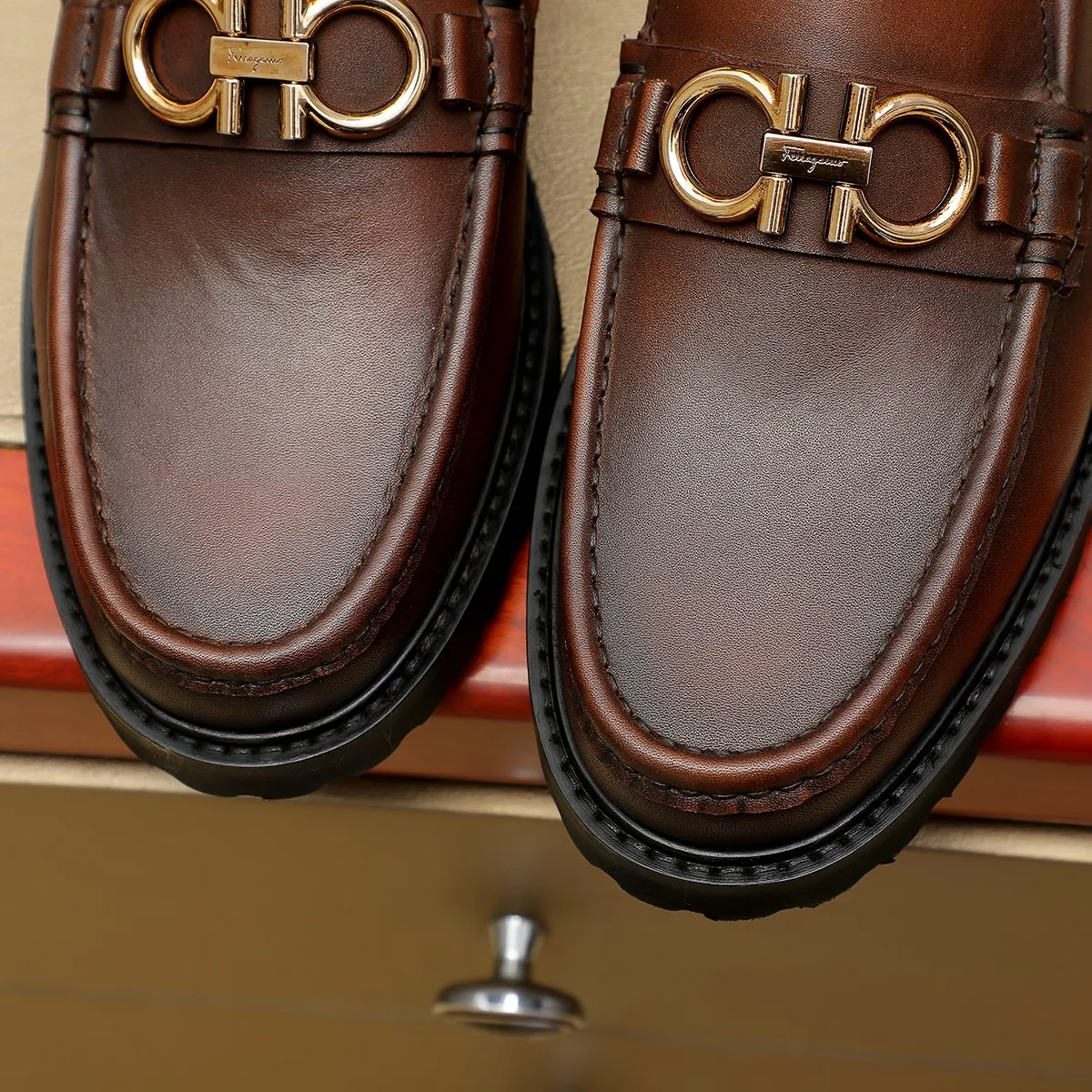 Men's shoes 💰440 Ferragamo [Ferragamo] top imported suit men's shoes 💯Original copy of the official website, product materials: selected imported embossed calfskin + luxury hardware buckle accessories ~ imported water-dyed cow 🐂 leather lining. Strong three-dimensional visual effect, original combination outsole, multiple colors available😘 Size: 39-44 (38.45.46. Customized)